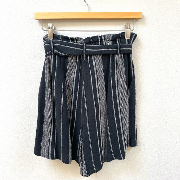 H&M Linen Blend Paperbag Shorts w Pockets in Black & White Pinstripe Women's 2 - Picture 3 of 6